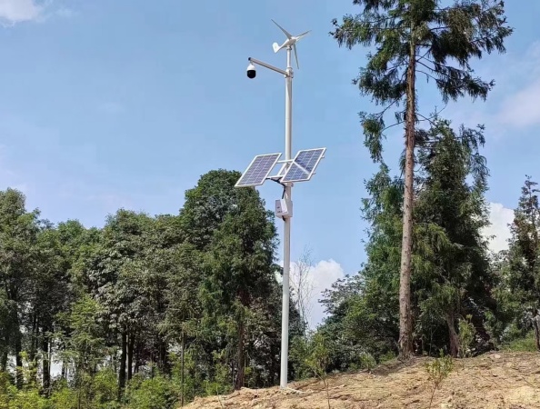 Exploring the Benefits of Hybrid Solar Light Systems